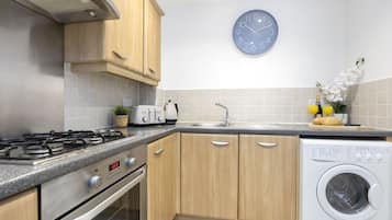 Coffee/tea maker, fridge, microwave, oven