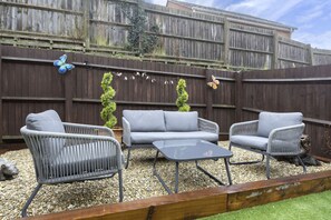 Property grounds - Modern 4 Bed Home With Parking Close To Town (Cheltenham)