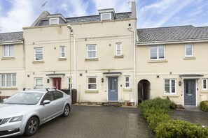 Exterior - Modern 4 Bed Home With Parking Close To Town (Cheltenham)