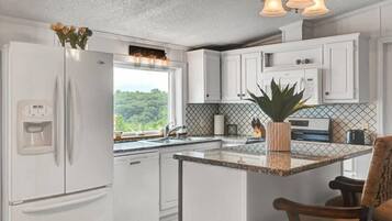 Køleskab, mikrobølgeovn, ovn, kogeplade