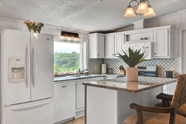 Køleskab, mikrobølgeovn, ovn, kogeplade