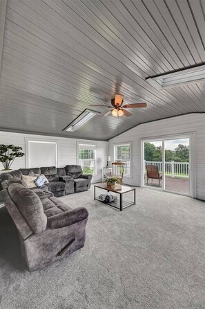 Fireplace, stereo - Secluded & Private Escape on Autumn Hill Farm (Fawn Grove)