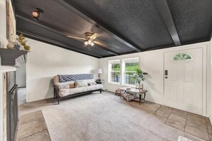 Fireplace, stereo - Secluded & Private Escape on Autumn Hill Farm (Fawn Grove)