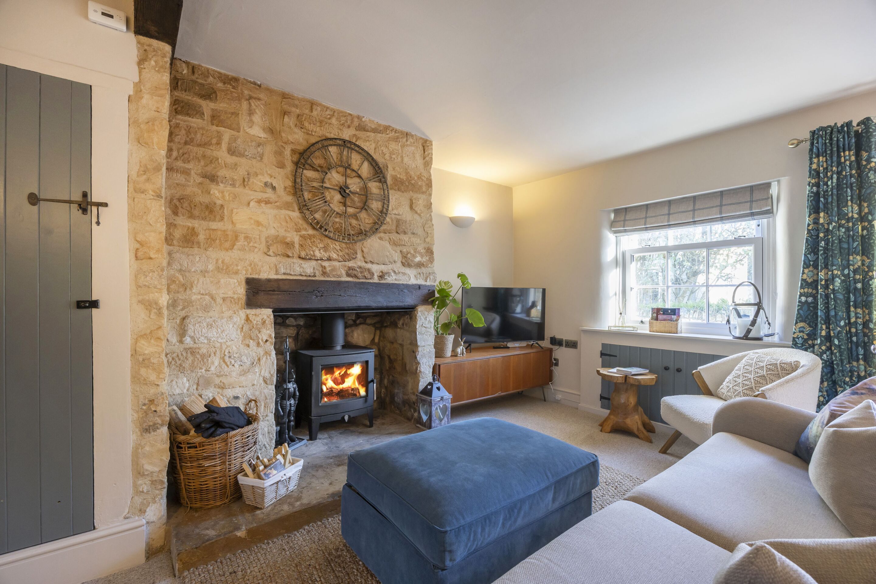 TV, fireplace