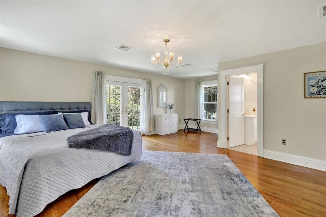 办公桌、熨斗/熨衣板、旅行婴儿床、WiFi