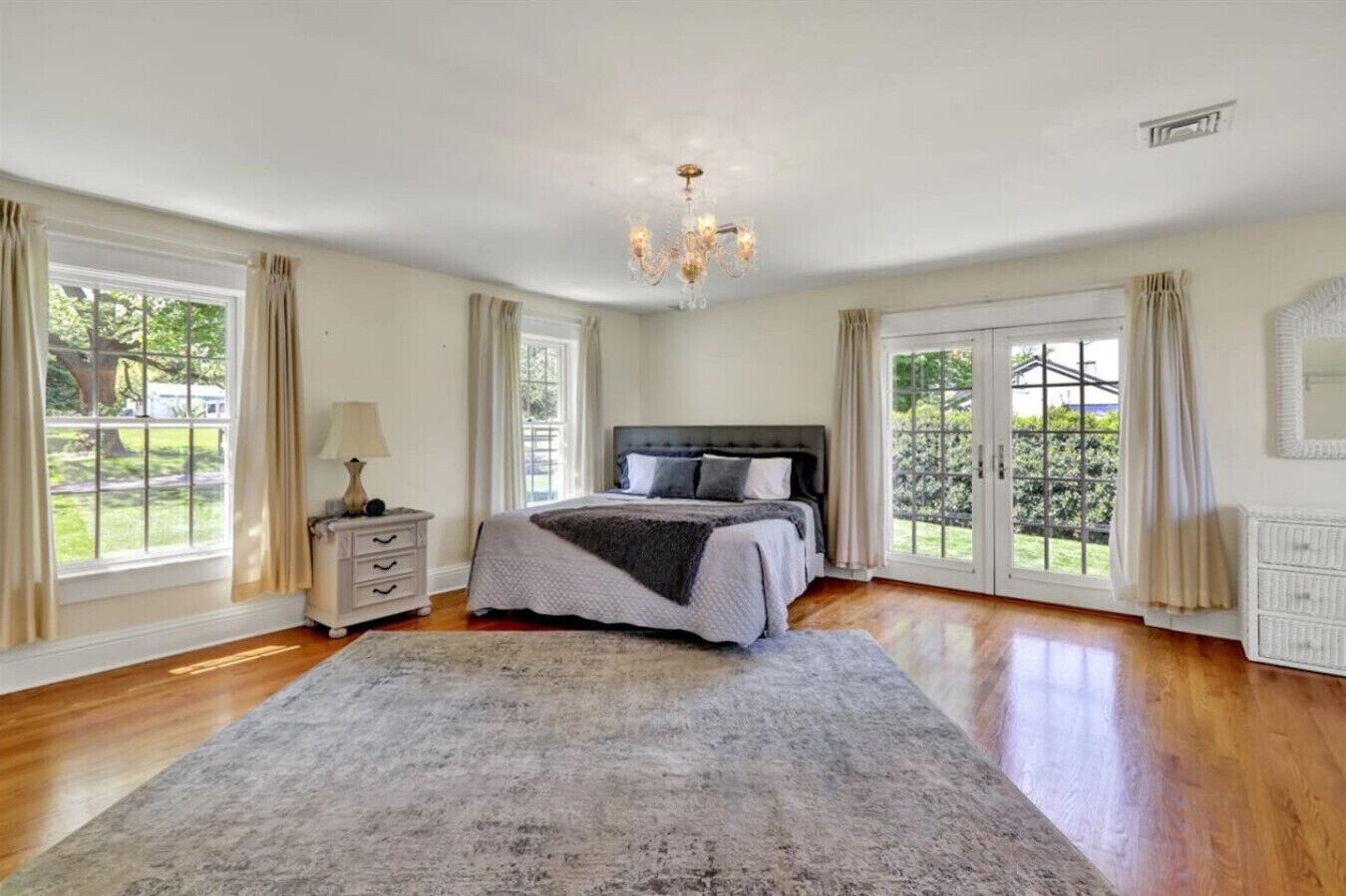 Una scrivania, ferro/asse da stiro, culla da viaggio, Wi-Fi