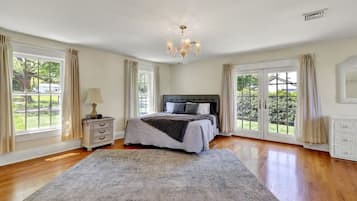 Una scrivania, ferro/asse da stiro, culla da viaggio, Wi-Fi