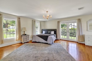 Escritorio, tabla de planchar con plancha, cuna de viaje y wifi 