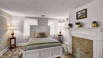 Työpöytä, silitysrauta/-lauta, vauvan matkasänky, Wi-Fi