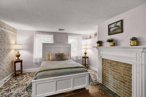 Schreibtisch, Bügeleisen/Bügelbrett, Reisekinderbett, WLAN