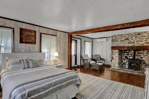 Escritorio, tabla de planchar con plancha, cuna de viaje y wifi