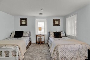 Työpöytä, silitysrauta/-lauta, vauvan matkasänky, Wi-Fi