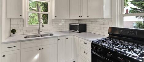 Geladeira, micro-ondas, fogão, cooktop