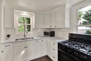 Fridge, microwave, oven, stovetop - Ol White House & Amish Farm Experience in Paradise (Paradise)