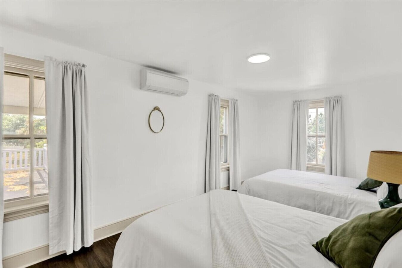 Tabla de planchar con plancha, cuna de viaje, wifi y ropa de cama