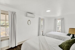 مكواة/لوح كي وسرير سفر وواي فاي وملاءات أسرّة