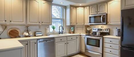 Geladeira, micro-ondas, fogão, cooktop