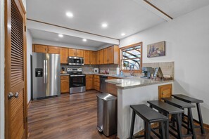 Frigorífico, microondas, horno y placa de cocina