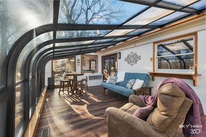 Una Smart TV, una chimenea, libros