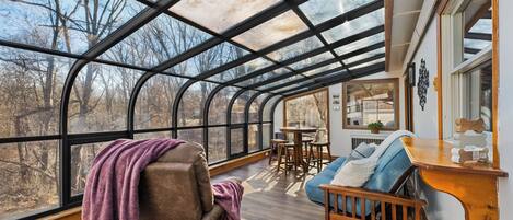 TV connectée, cheminée, livres