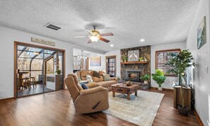 Una Smart TV, una chimenea, libros