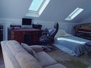 Iron/ironing board, WiFi, bed sheets - 4-bedroom estate in delightful Lagrangeville with AC (Lagrangeville)