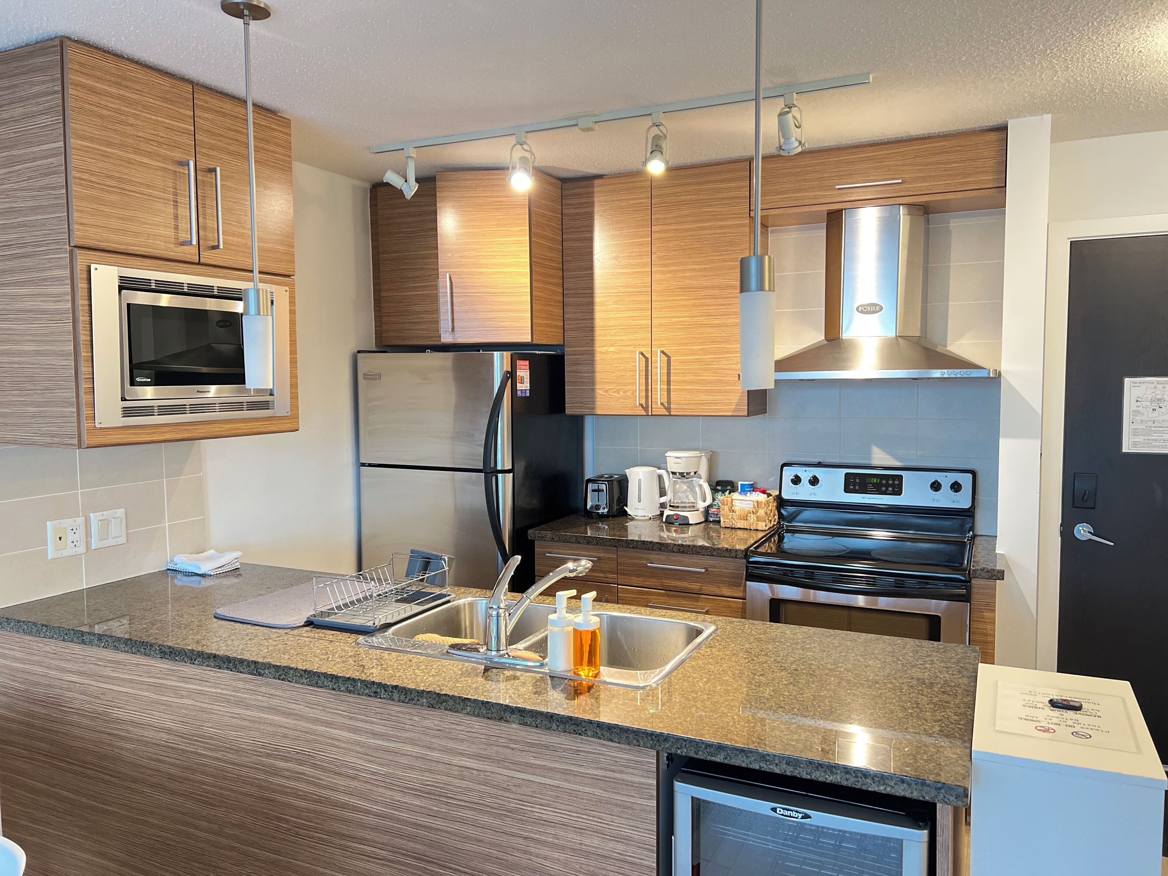 Réfrigérateur, four à micro-ondes, un four, surface de cuisson