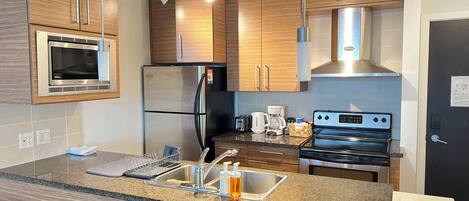 Réfrigérateur, four à micro-ondes, un four, surface de cuisson