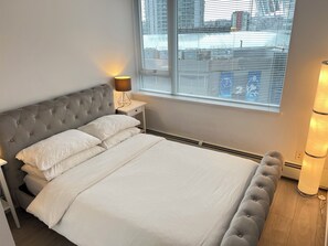 2 bedrooms, iron/ironing board, free WiFi, bed sheets - Prime Downtown Stay | Pool, Gym, Sauna | Free Parking (Vancouver)