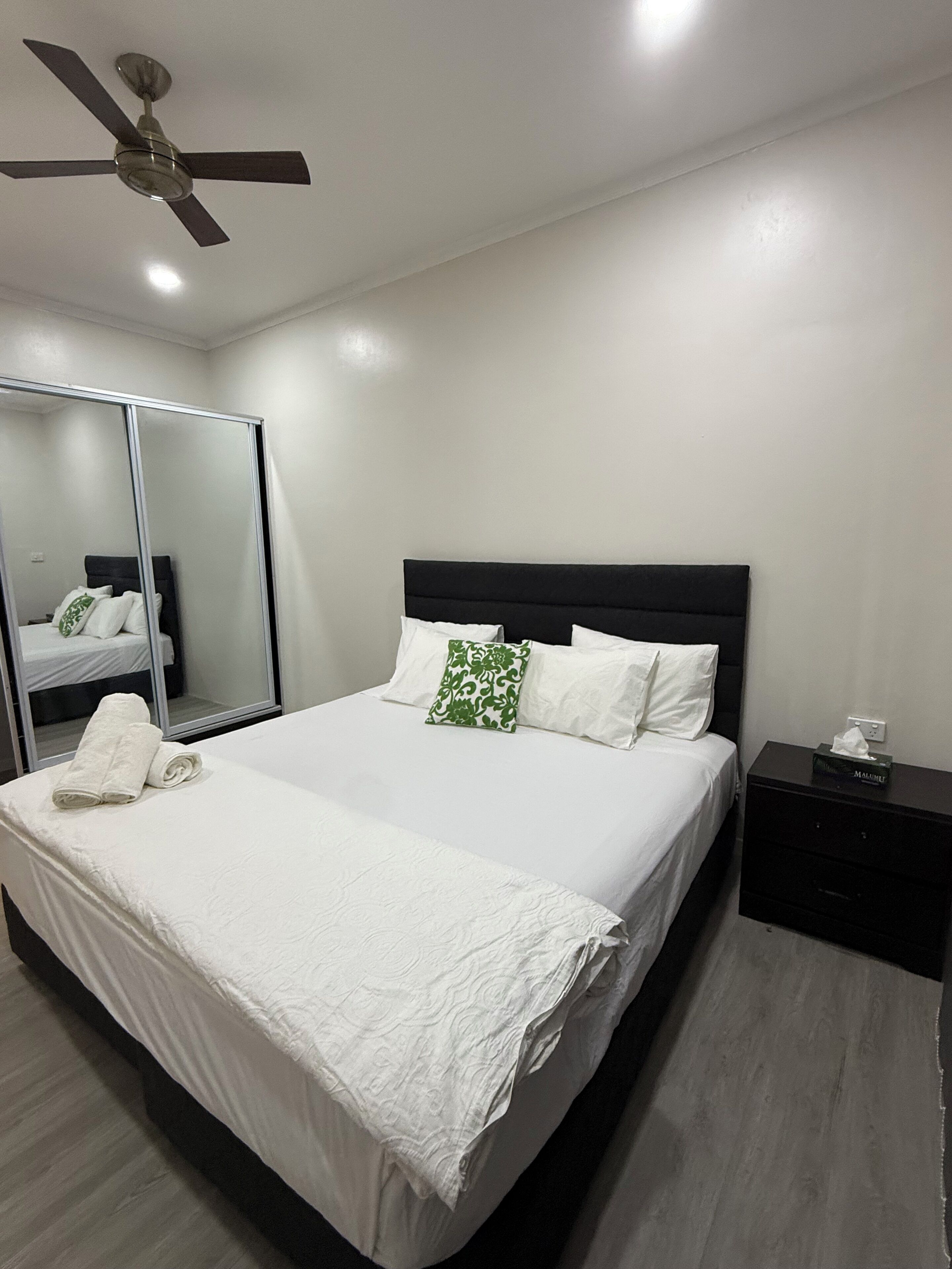 2 habitaciones, tabla de planchar con plancha y ropa de cama 