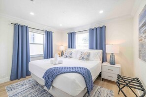 Desk, iron/ironing board, travel crib, WiFi - Large 8 Beds/4 Bath Heated Pool House Delray Beach (Delray Beach)