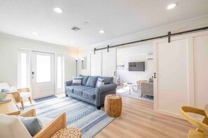 TV - Large 8 Beds/4 Bath Heated Pool House Delray Beach (Delray Beach)