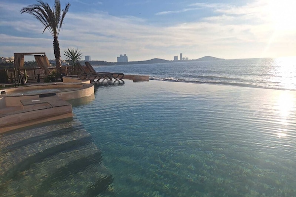 Utendørsbasseng og et oppvarmet basseng