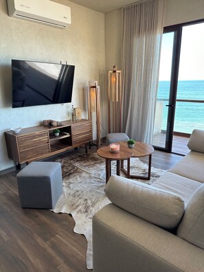Smart TV, books - Exclusive beachfront apartment! (Sin.)