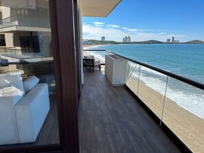 Property grounds - Exclusive beachfront apartment! (Sin.)