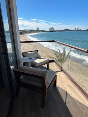 Property grounds - Exclusive beachfront apartment! (Sin.)