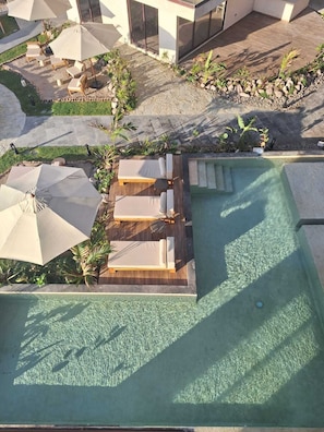 Property grounds - Exclusive beachfront apartment! (Sin.)