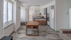 Uma cozinha moderna com área de refeições, janelas amplas e forno embutido.