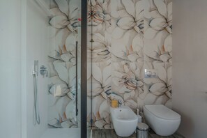 Shower, hair dryer, bidet, towels - Suite in two-room apartment in downtown Bergamo [BGY-10 Airport]] (Bergamo)