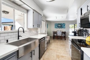 Fridge, microwave, oven, stovetop - Old Town Oasis: Heated Pool-Golf-Games-FirePit Table-BBQ-YoutubeTv (Scottsdale)