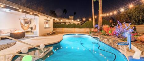 Alberca al aire libre y alberca climatizada