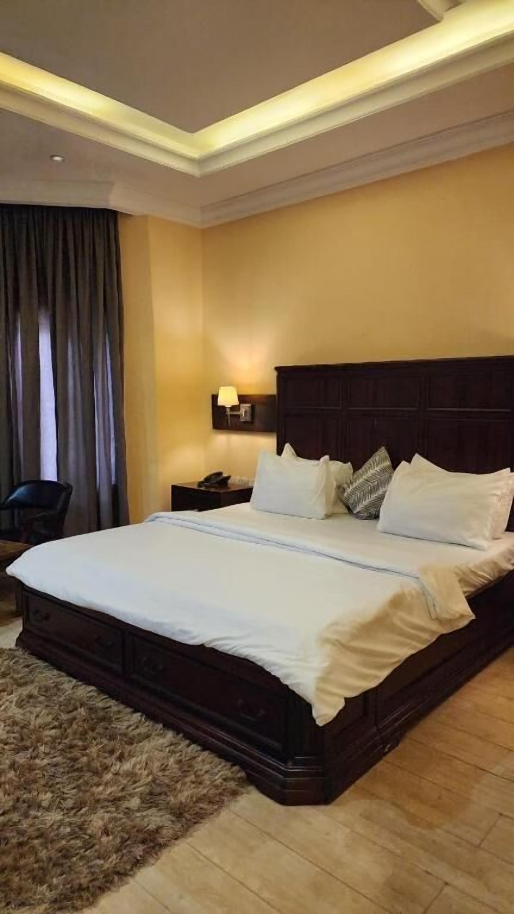 Chambre Deluxe | Coffres-forts dans les chambres, bureau, rideaux occultants