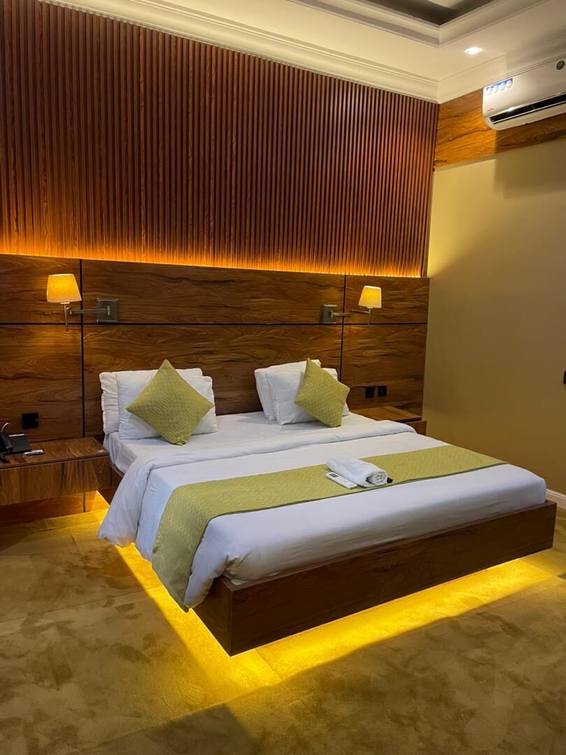 Deluxe Room | Peti besi dalam bilik, meja, ruang kerja komputer riba 