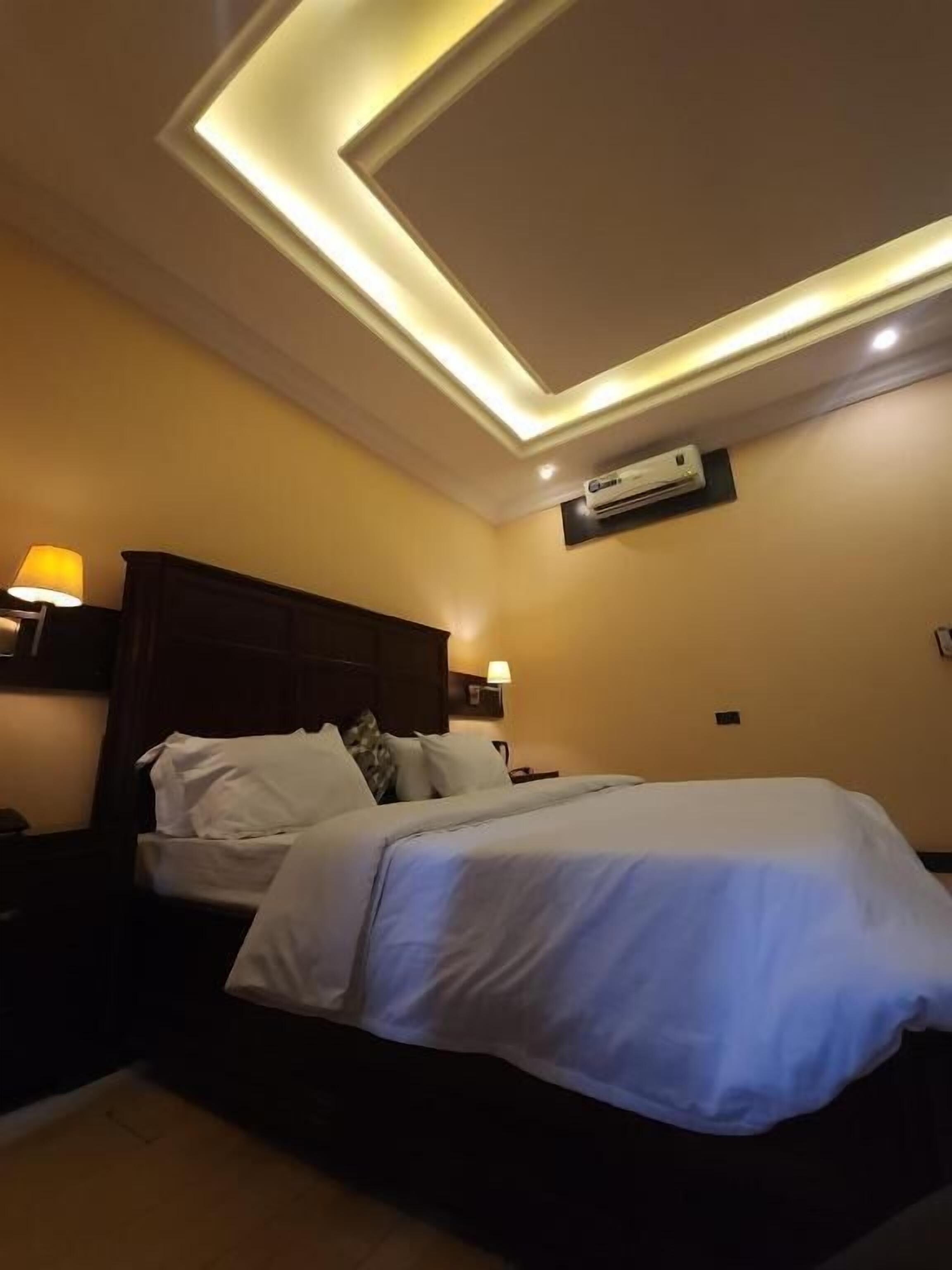 Coffres-forts dans les chambres, bureau, rideaux occultants