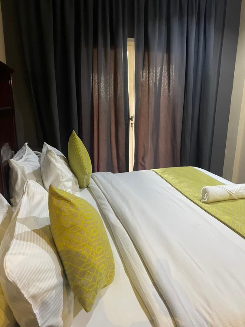 Executive kamer, uitzicht op tuin | Een kluis op de kamer, een bureau, een laptopwerkplek