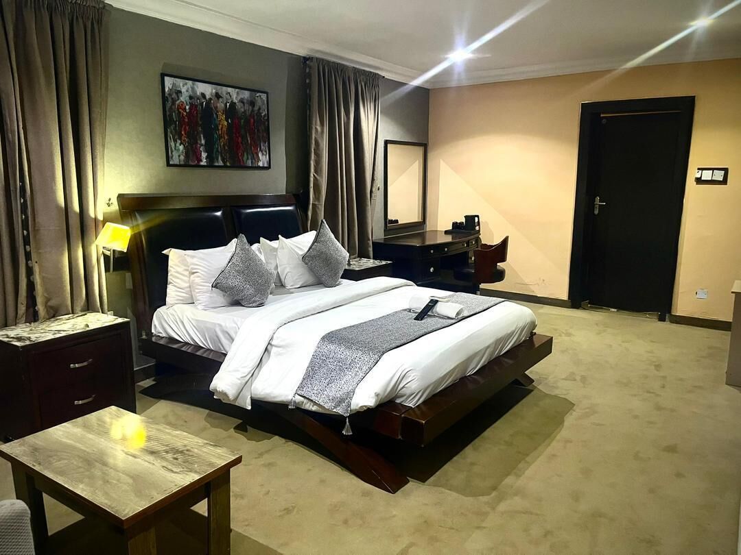 Premium kamer | Een kluis op de kamer, een bureau, een laptopwerkplek