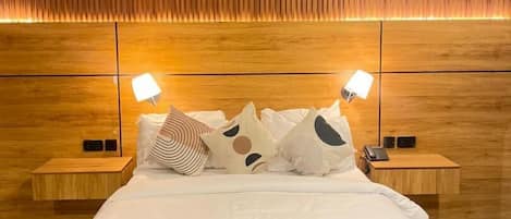 Executive Room | In-room safe, desk, laptop workspace, blackout drapes