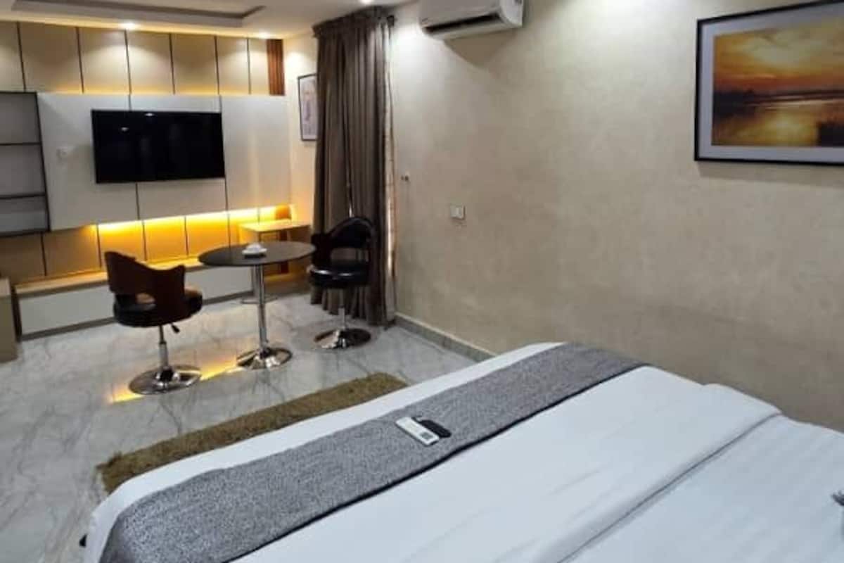 Presidential Room, 2 Bedrooms | In-room safe, desk, laptop workspace, blackout drapes