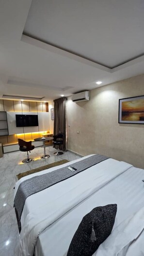 Presidentiële kamer, 2 slaapkamers | Een kluis op de kamer, een bureau, een laptopwerkplek