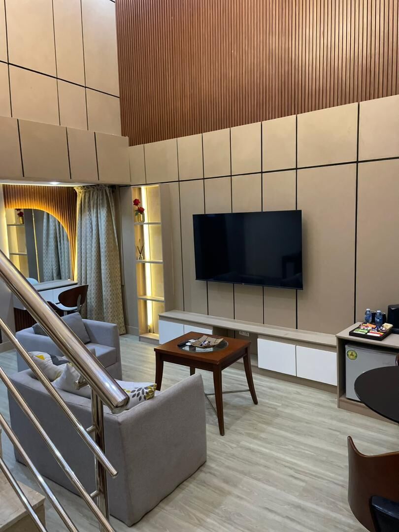 Presidential Room, 2 Bedrooms | Peti besi dalam bilik, meja, ruang kerja komputer riba 